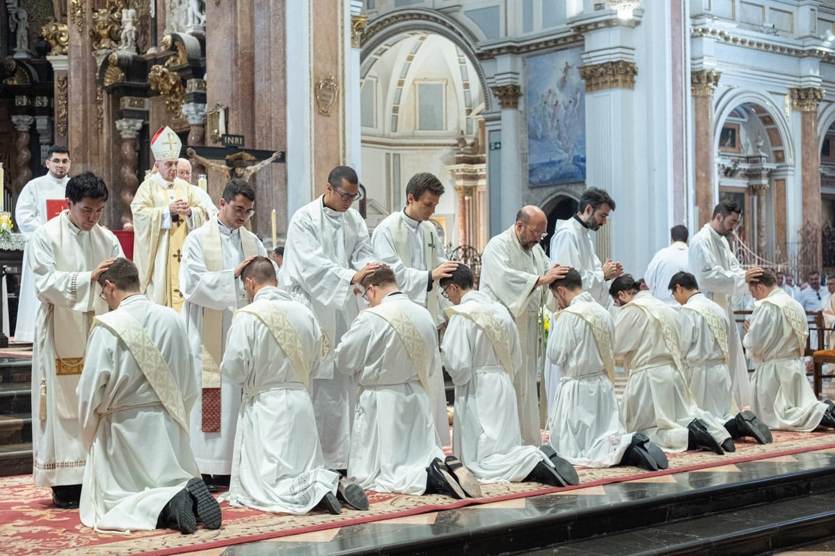 El arzobispo Benavent ordena a ocho nuevos sacerdotes en Valencia