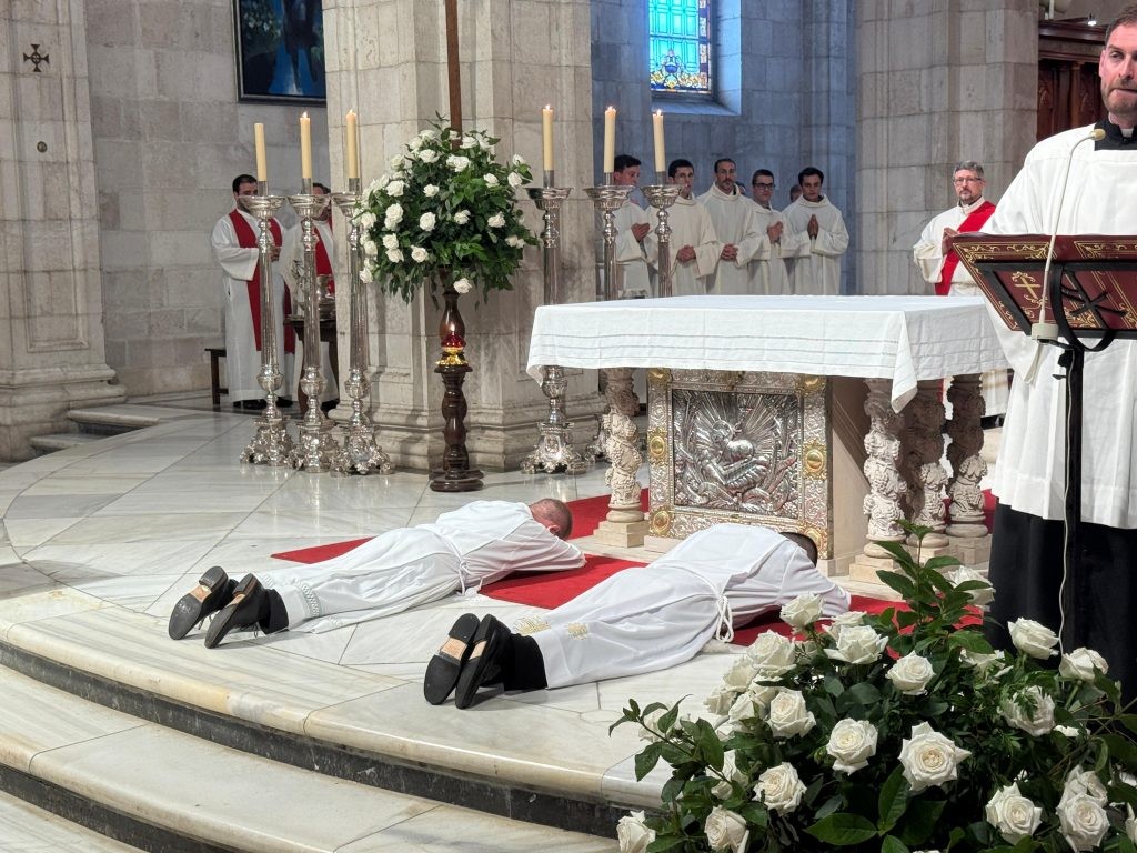 El obispo Arturo Ros ordena a dos nuevos diáconos en Santander