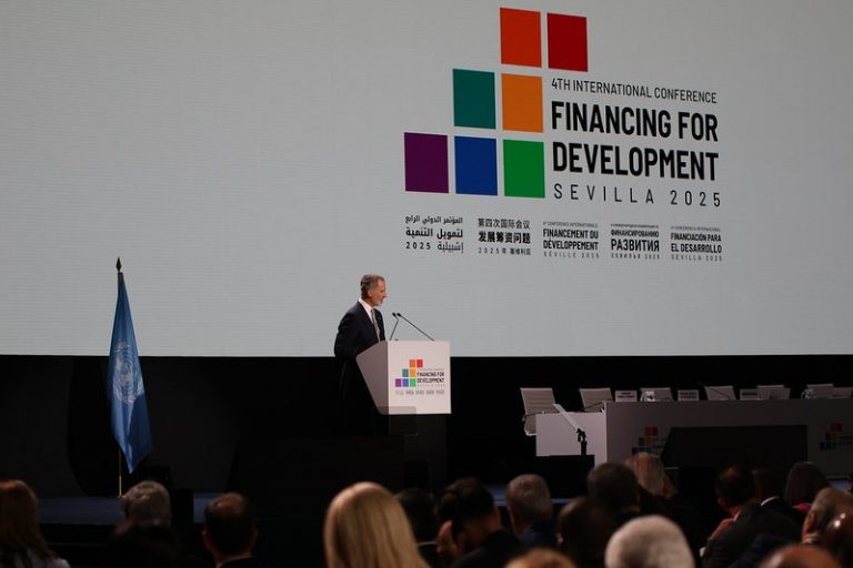 El arzobispo Saiz Meneses reclama desde Sevilla un sistema económico más justo