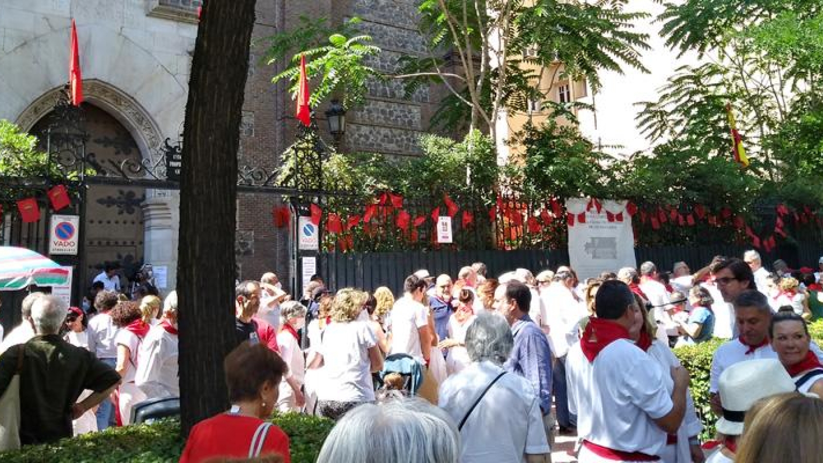 La Real Congregación de San Fermín inicia sus celebraciones con el tradicional chupinazo

