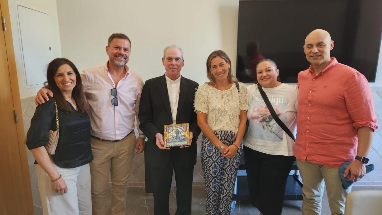 El obispo Jesús Catalá agradece al equipo médico del Hospital Vithas Málaga

