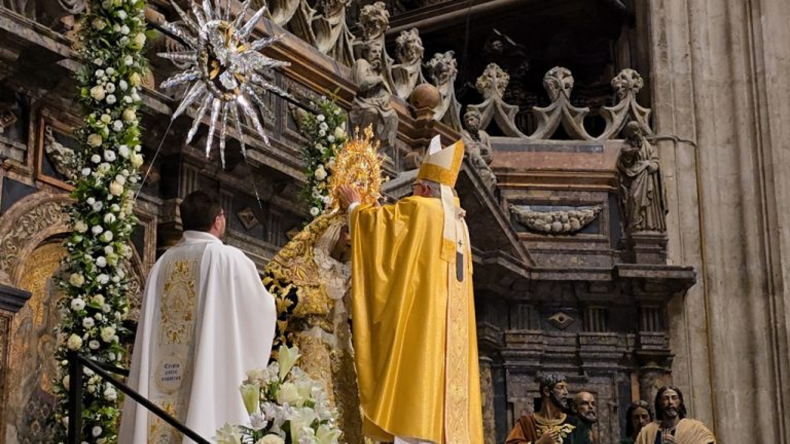 La coronación de María Santísima del Rocío congrega a fieles en Sevilla