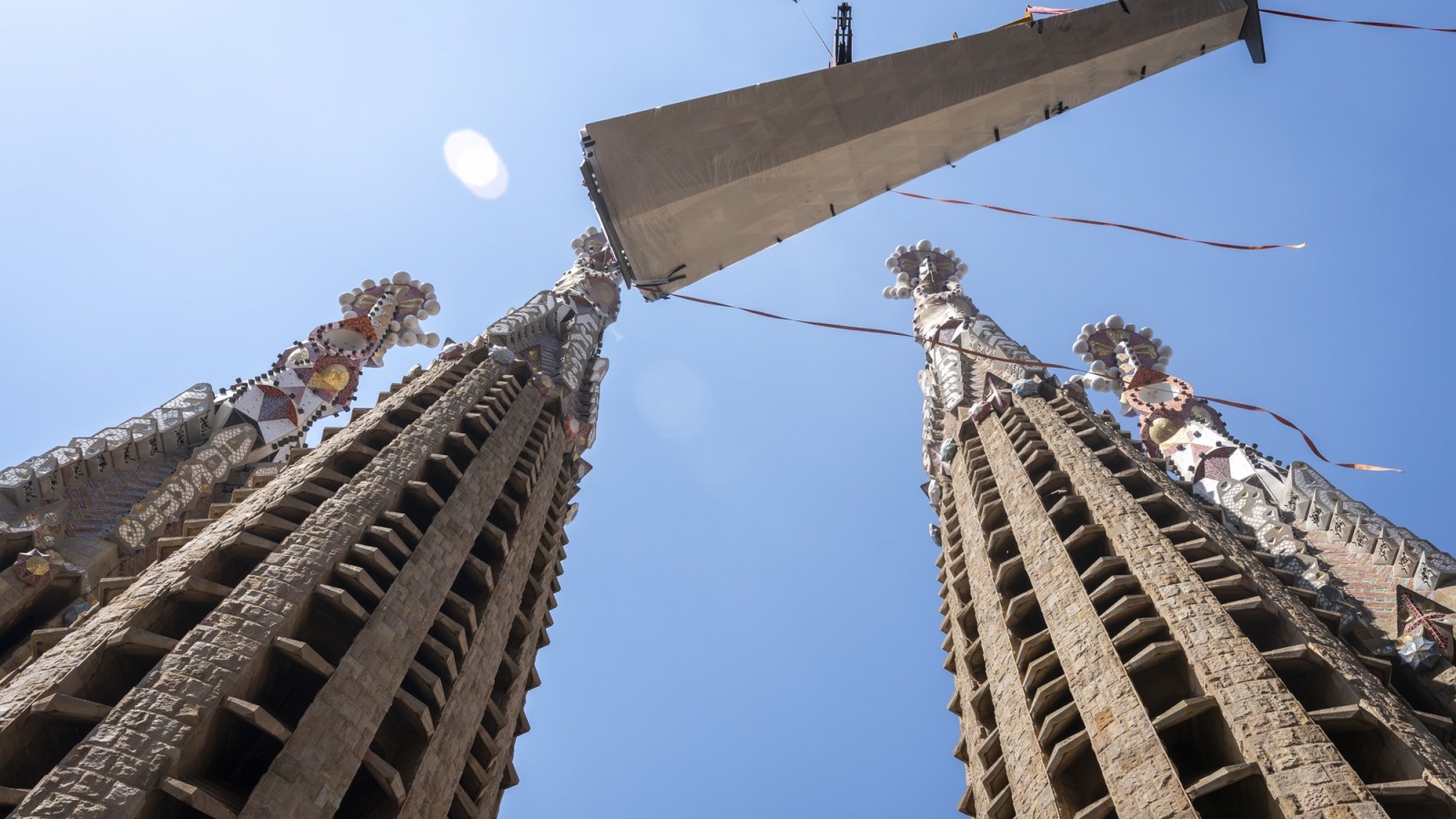 La cruz de la torre de Jesucristo llega a la Sagrada Familia de Barcelona

