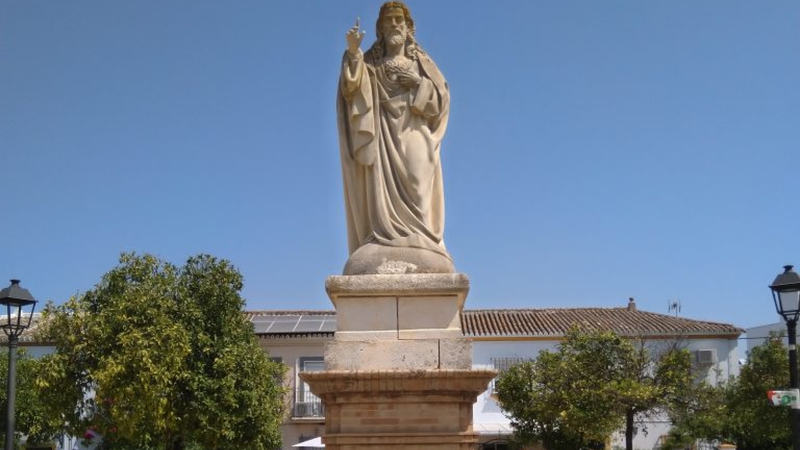El monumento al Sagrado Corazón de Jesús se erige en Gines, cerca de Sevilla

