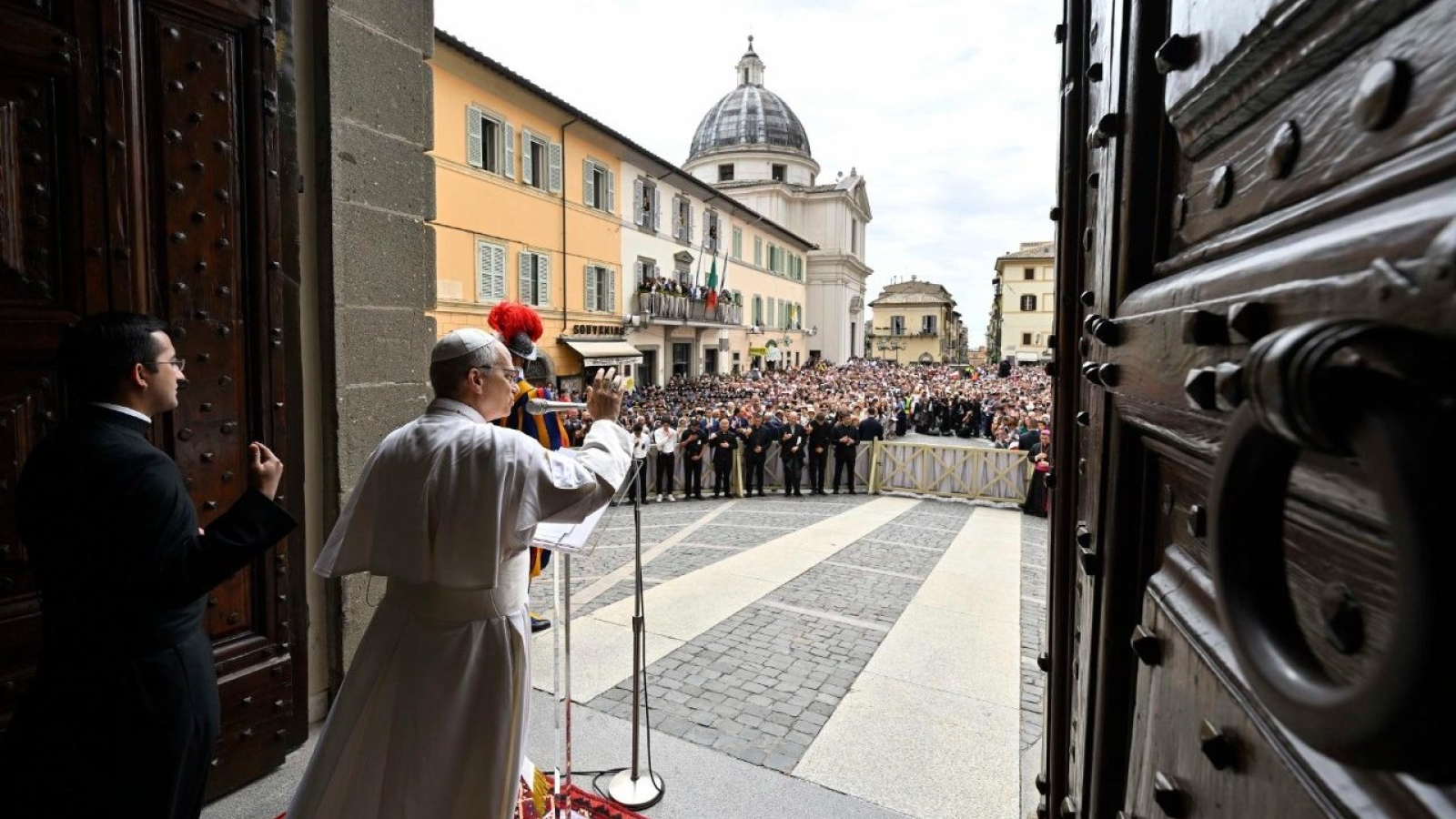 El Papa León XIV pide oración por la paz desde Castel Gandolfo

