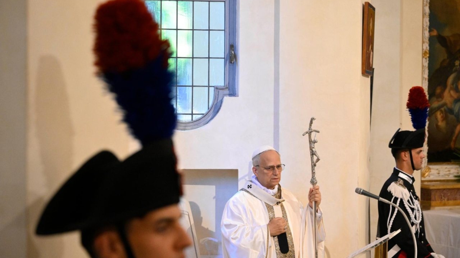 El Papa León XIV celebra la Misa &quot;ad orientem&quot; en la capilla de los Carabineros en Castel Gandolfo