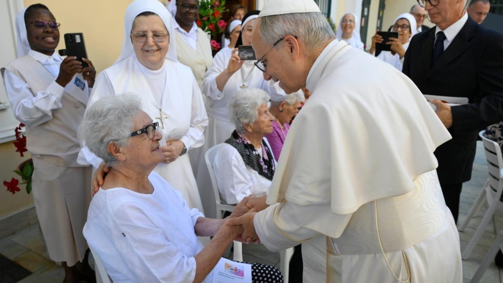 El Papa León XIV visita la residencia de ancianos en Castel Gandolfo


