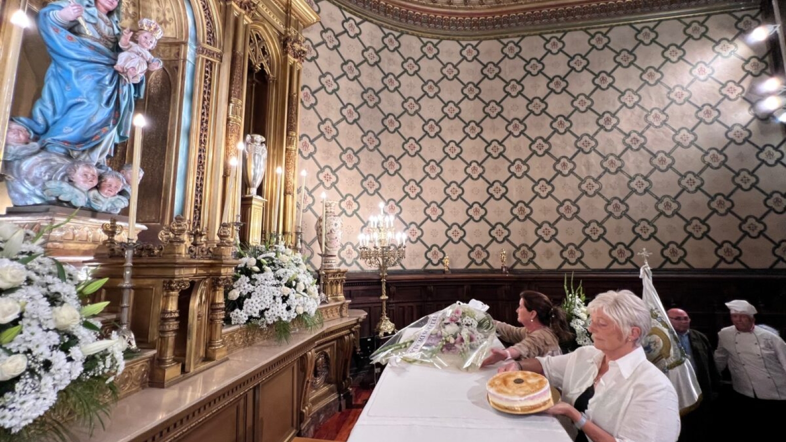 Pasteleros de Álava ofrecen dulces a la Virgen Blanca en Vitoria

