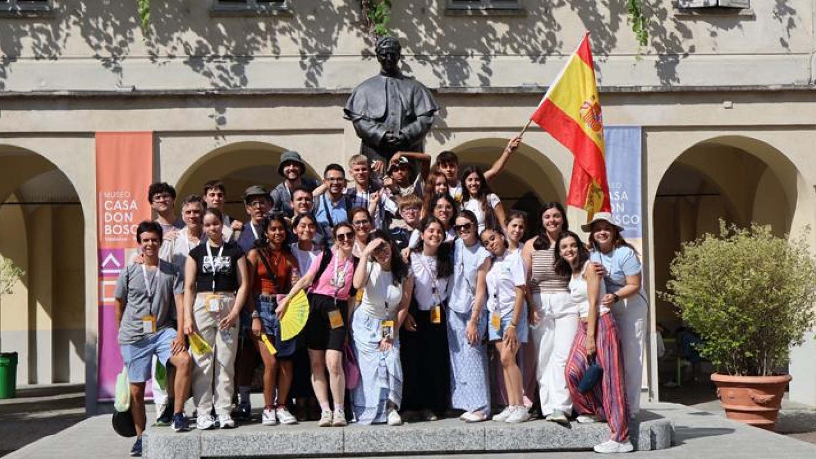 Jóvenes madrileños veneran la Sábana Santa en el Jubileo de Turín

