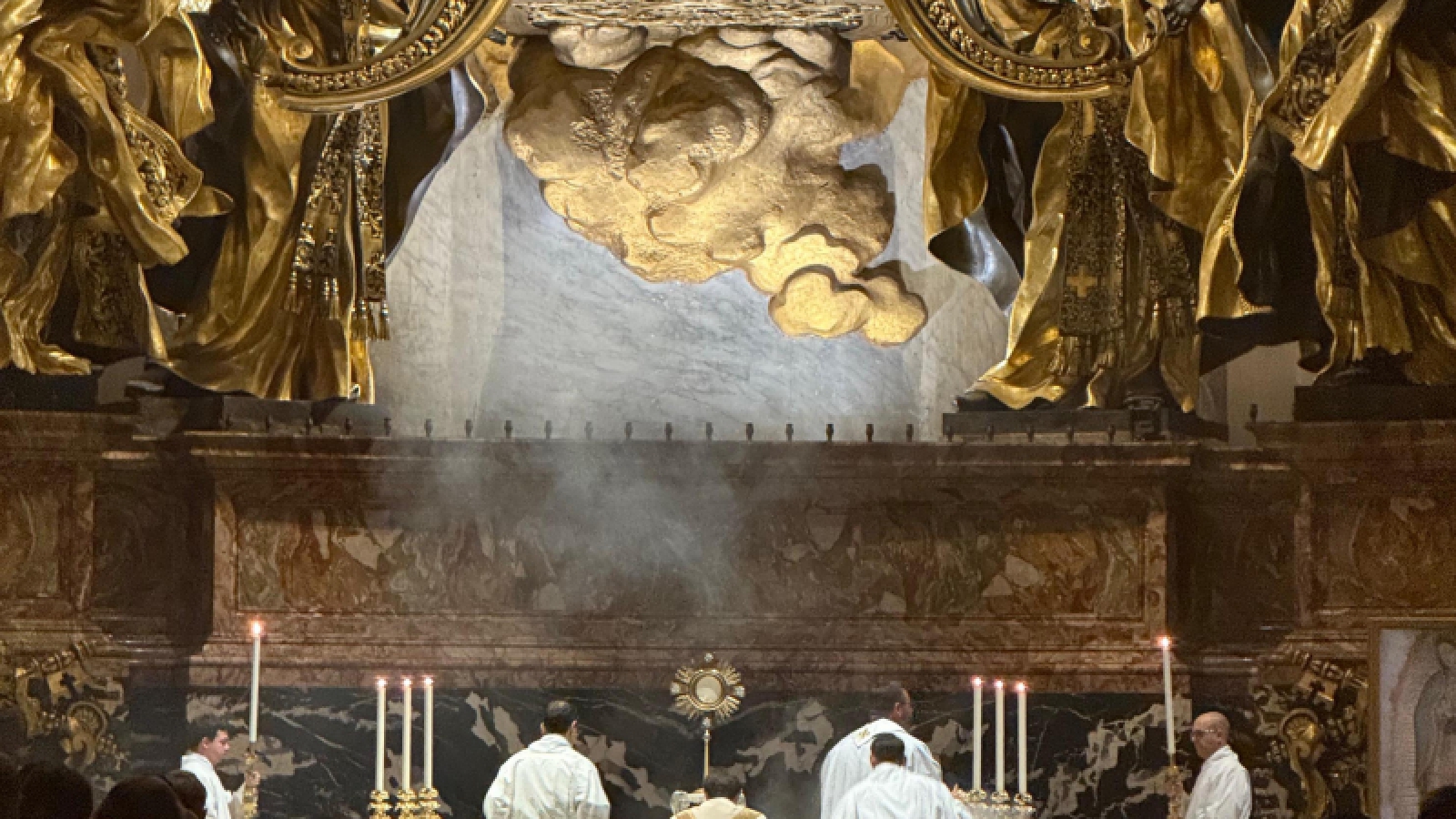 El cardenal Cobo preside la vigilia del Jubileo digital en San Pedro

