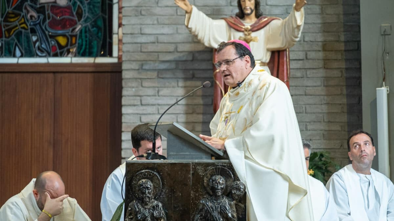 El obispo auxiliar de Valencia preside una misa en Perugia para jóvenes peregrinos

