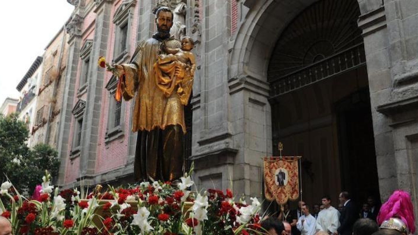 Madrid celebra la festividad de San Cayetano con misa y procesión en Embajadores

