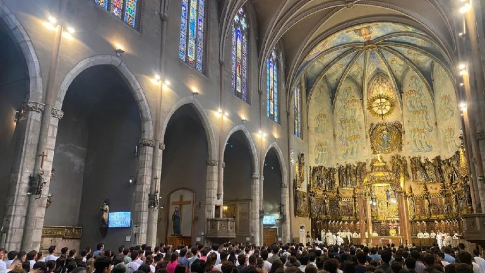 El arzobispo Saiz Meneses celebra una misa en Tarrasa con peregrinos sevillanos

