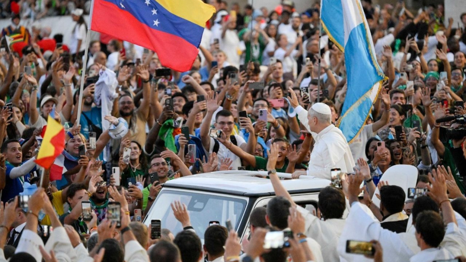 El Papa León XIV anima a los jóvenes en San Pedro a orar por la paz

