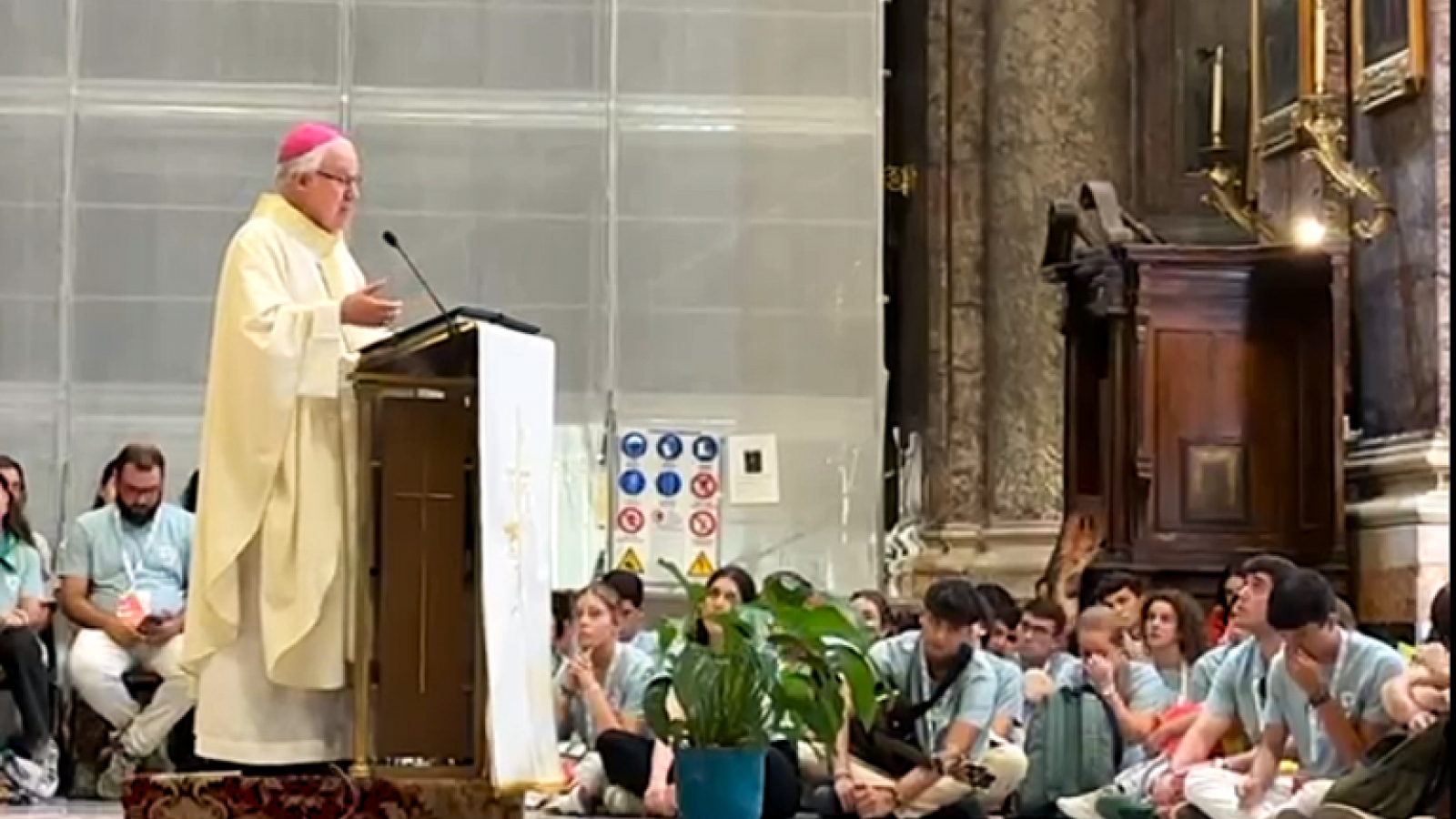 El arzobispo Saiz Meneses preside la Eucaristía en Roma durante el Jubileo Juvenil

