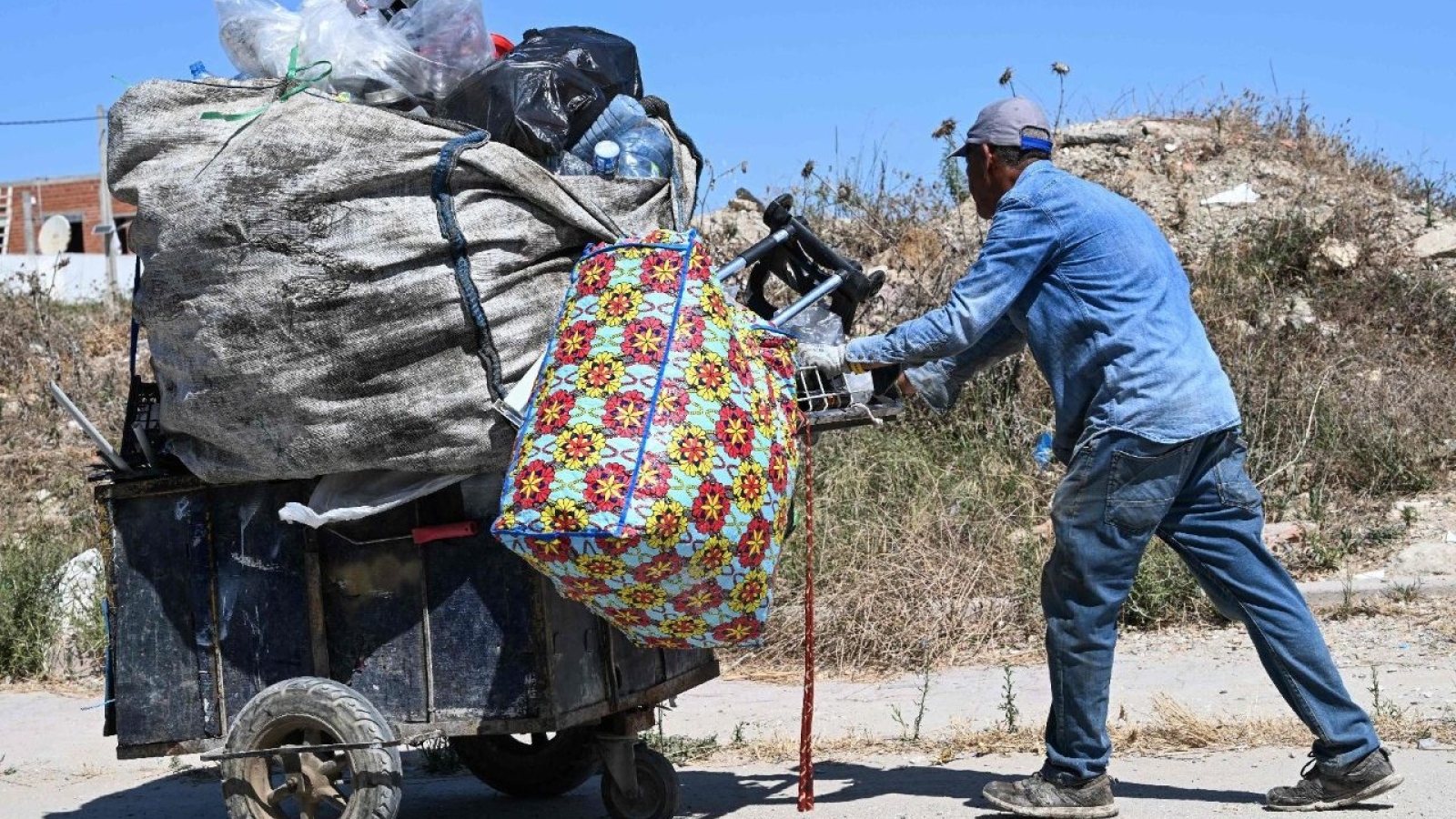 La crisis económica en Túnez obliga a miles a vivir del reciclaje callejero
