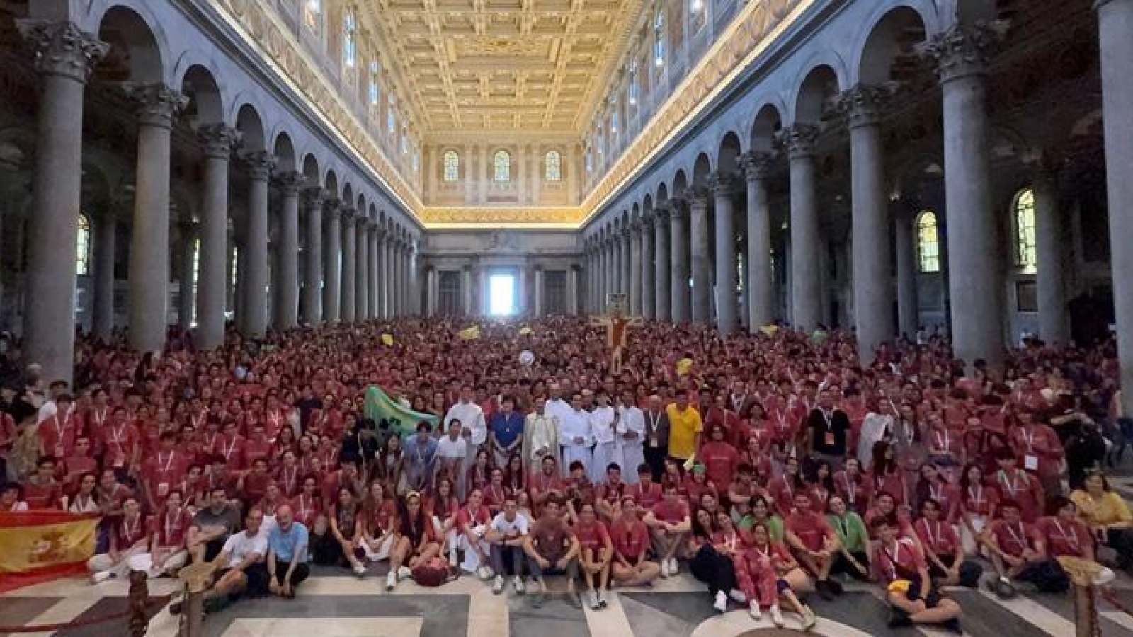El cardenal José Cobo y 3.500 jóvenes madrileños cruzan la Puerta Santa de San Pablo Extramuros