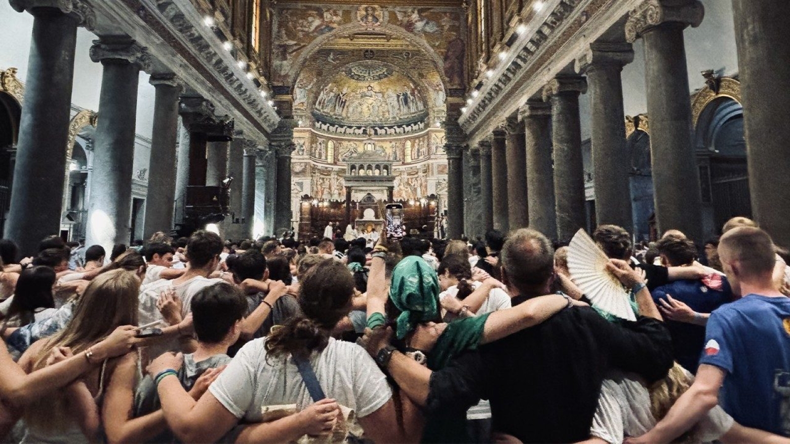 Jóvenes cristianos proclaman un manifiesto en Santa Maria in Trastevere, Roma

