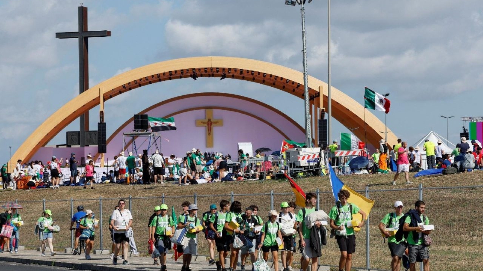 El Papa León XIV se dirige a miles de jóvenes en Tor Vergata, Roma

