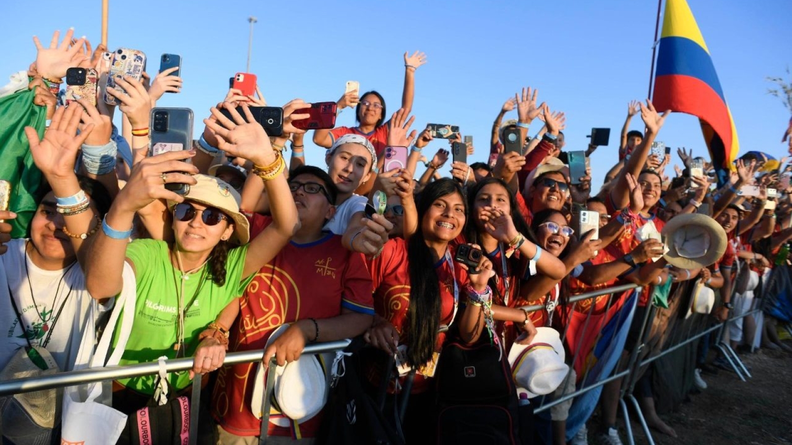 Los jóvenes celebran vigilia y misa al amanecer en Tor Vergata

