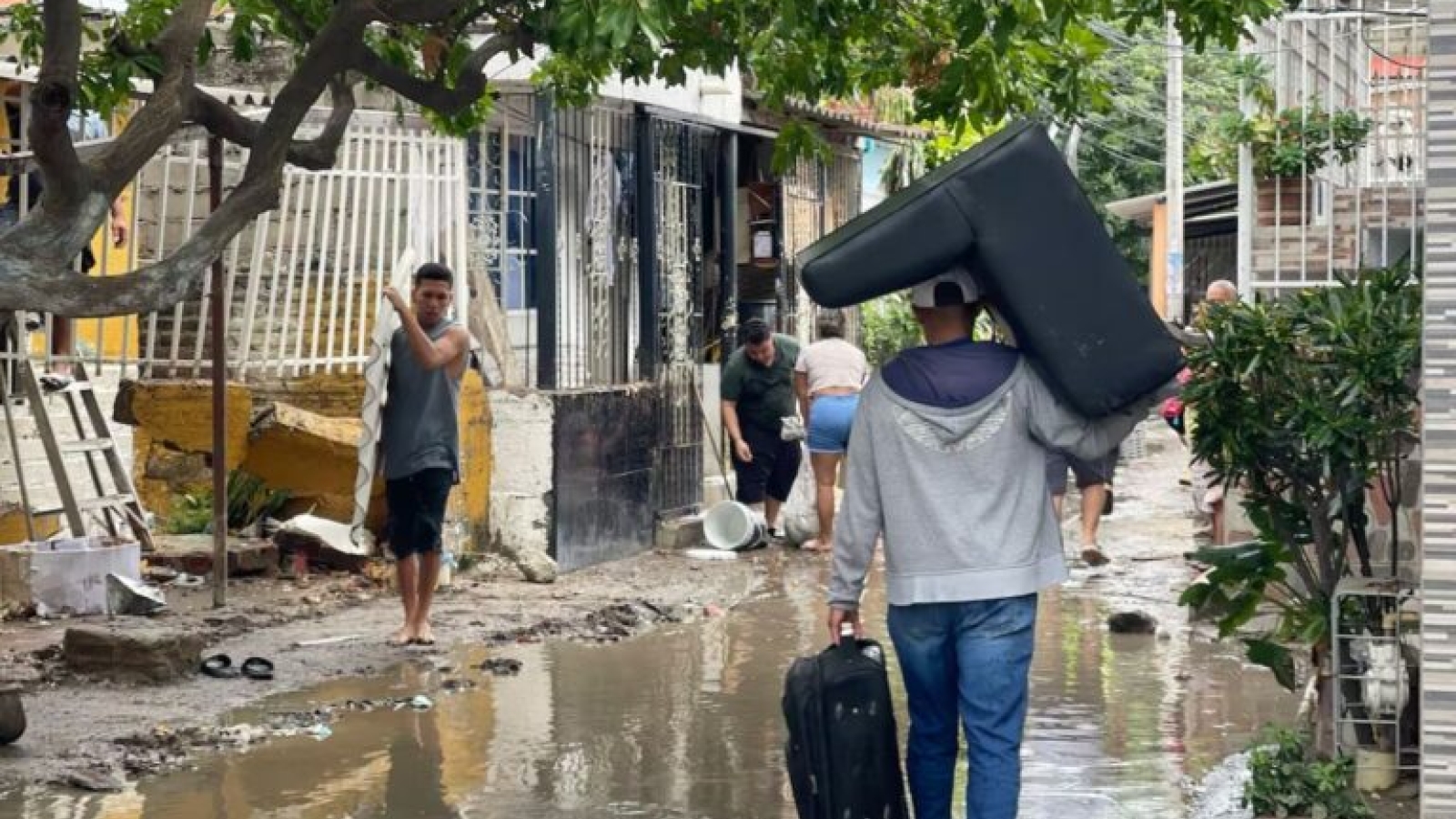 El obispo Piedrahíta pide solidaridad tras inundaciones en Santa Marta


