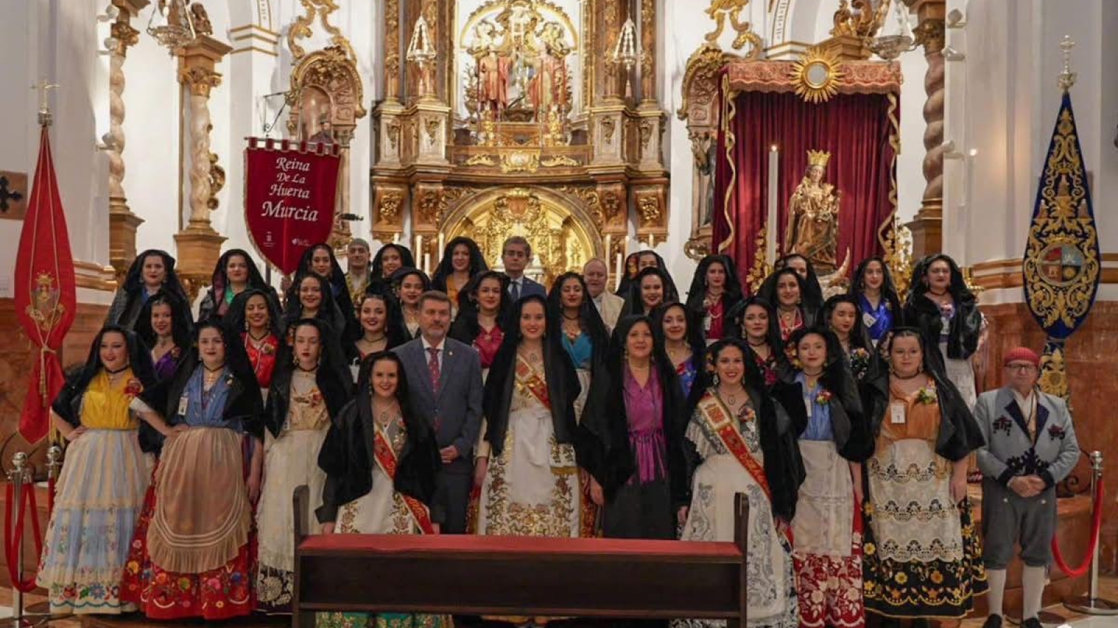 Las candidatas a Reina de la Huerta de Murcia rinden homenaje a la Virgen de la Victoria en Málaga

