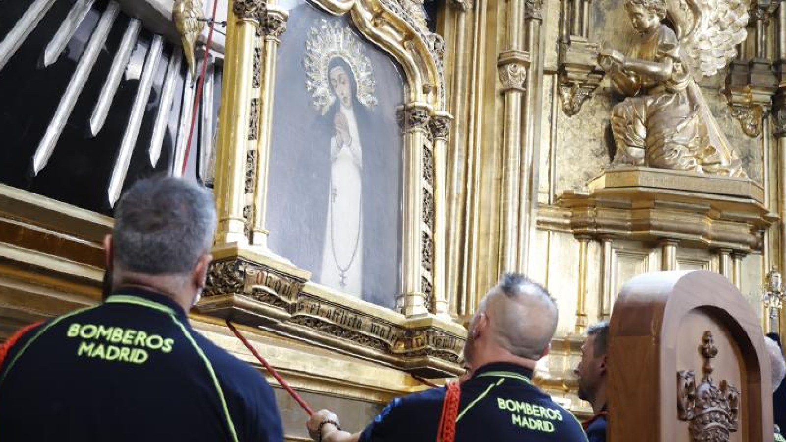 Los bomberos de Madrid honran a la Virgen de la Paloma en su novena