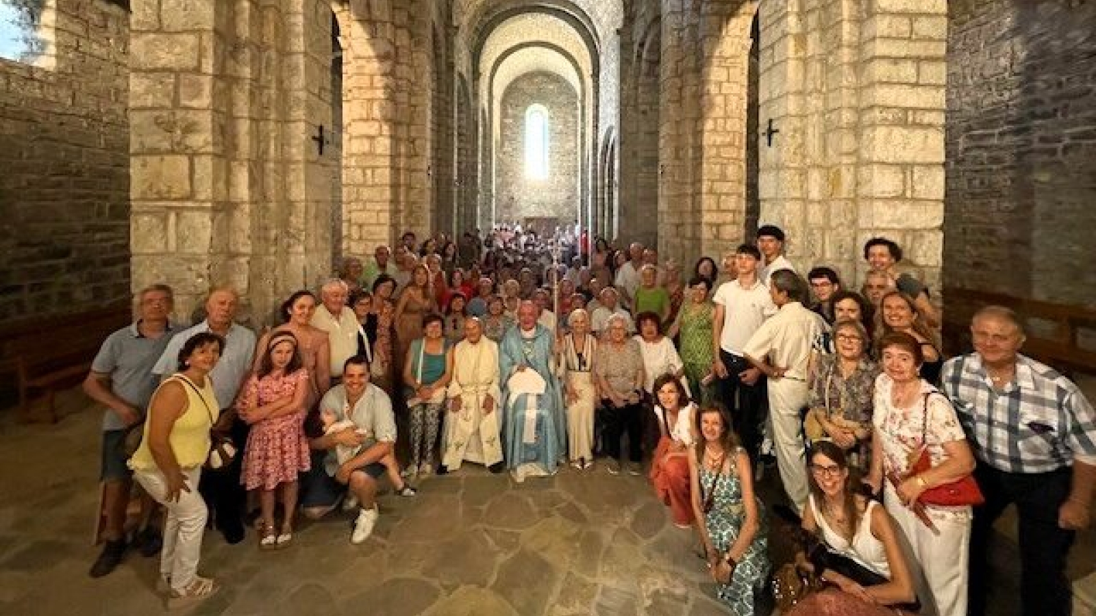 El obispo Pérez Pueyo preside la misa de la Asunción en Obarra