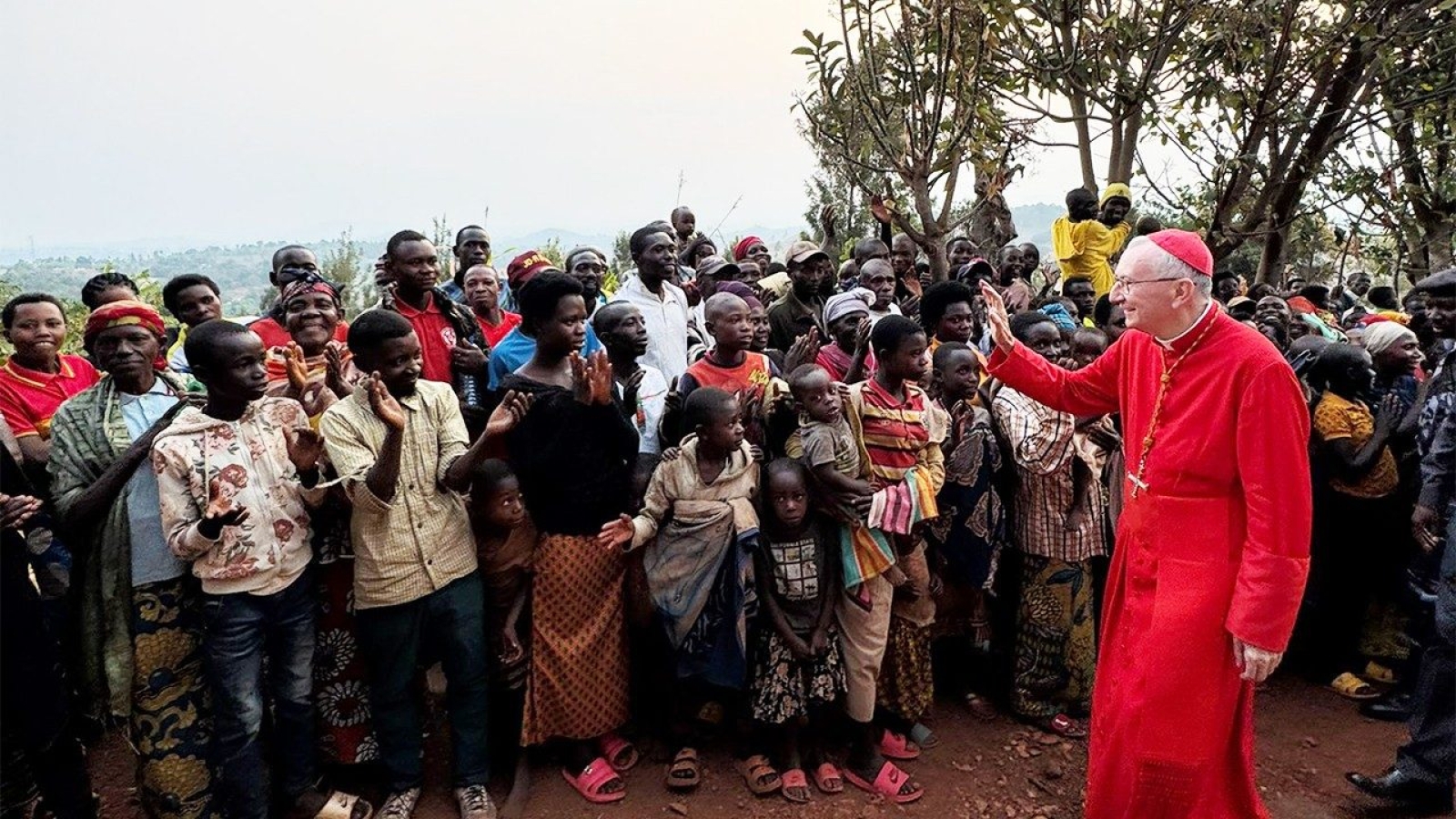 El cardenal Parolin visita Burundi