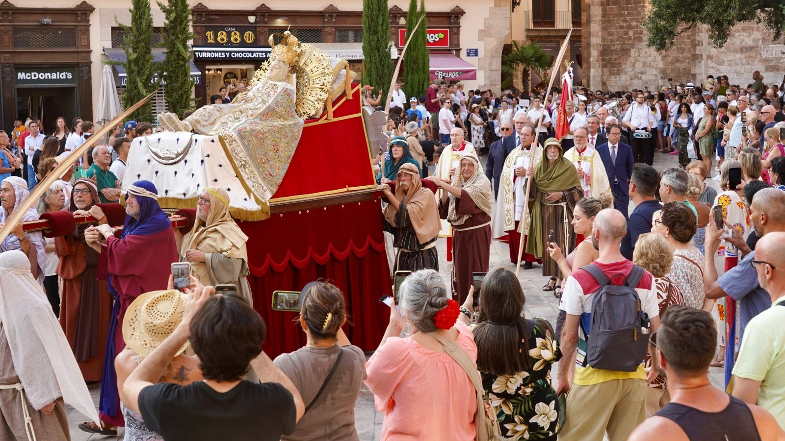 La Dormición de la Virgen recorre Ciutat Vella en una histórica procesión valenciana