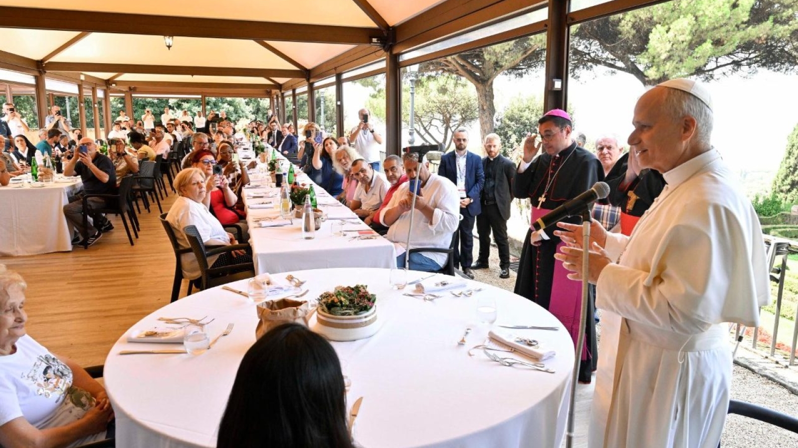 El Papa León XIV comparte un almuerzo solidario con Cáritas en las Villas Pontificias