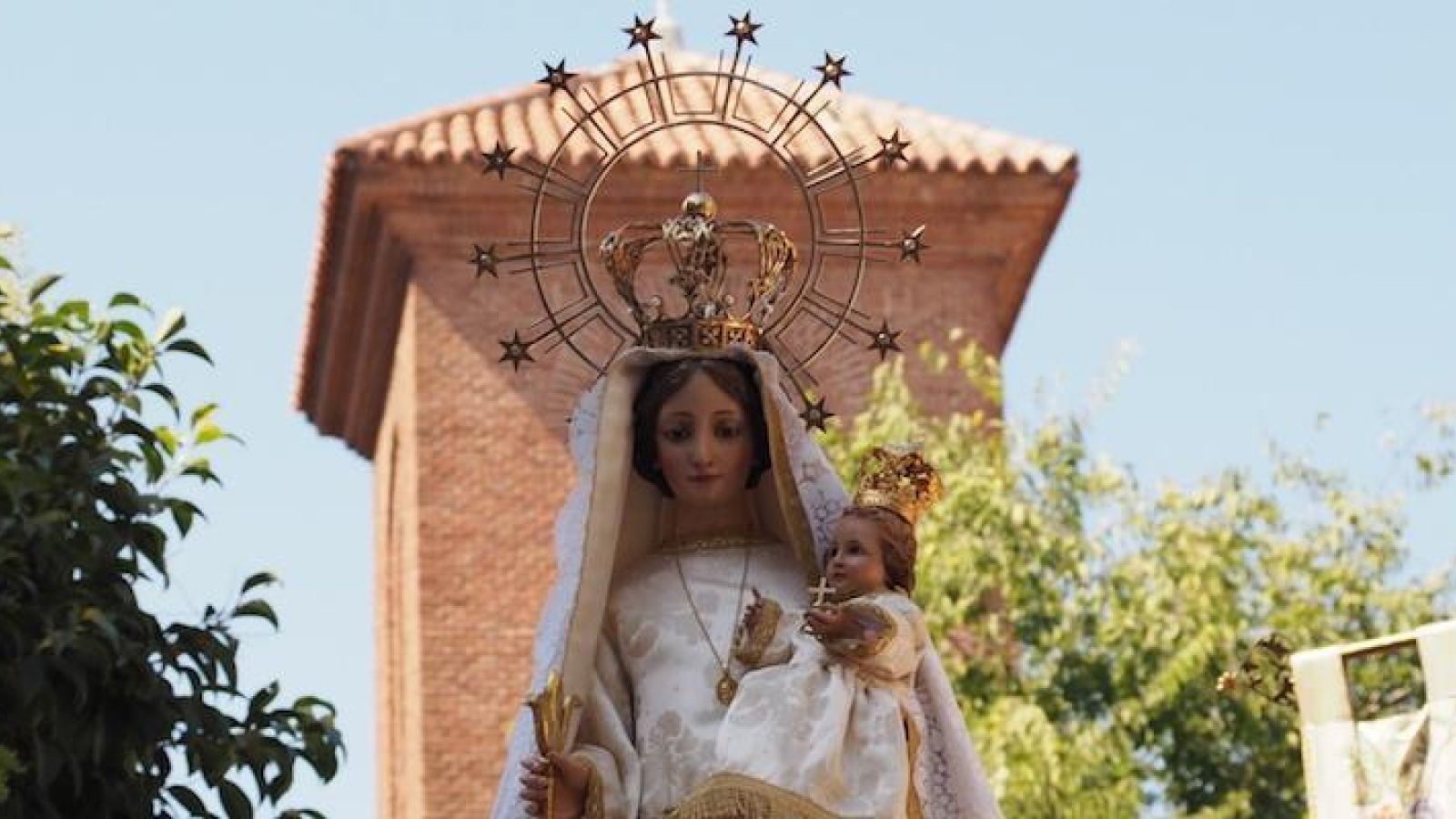 Canillejas celebra la Natividad de María con procesión y ofrenda floral