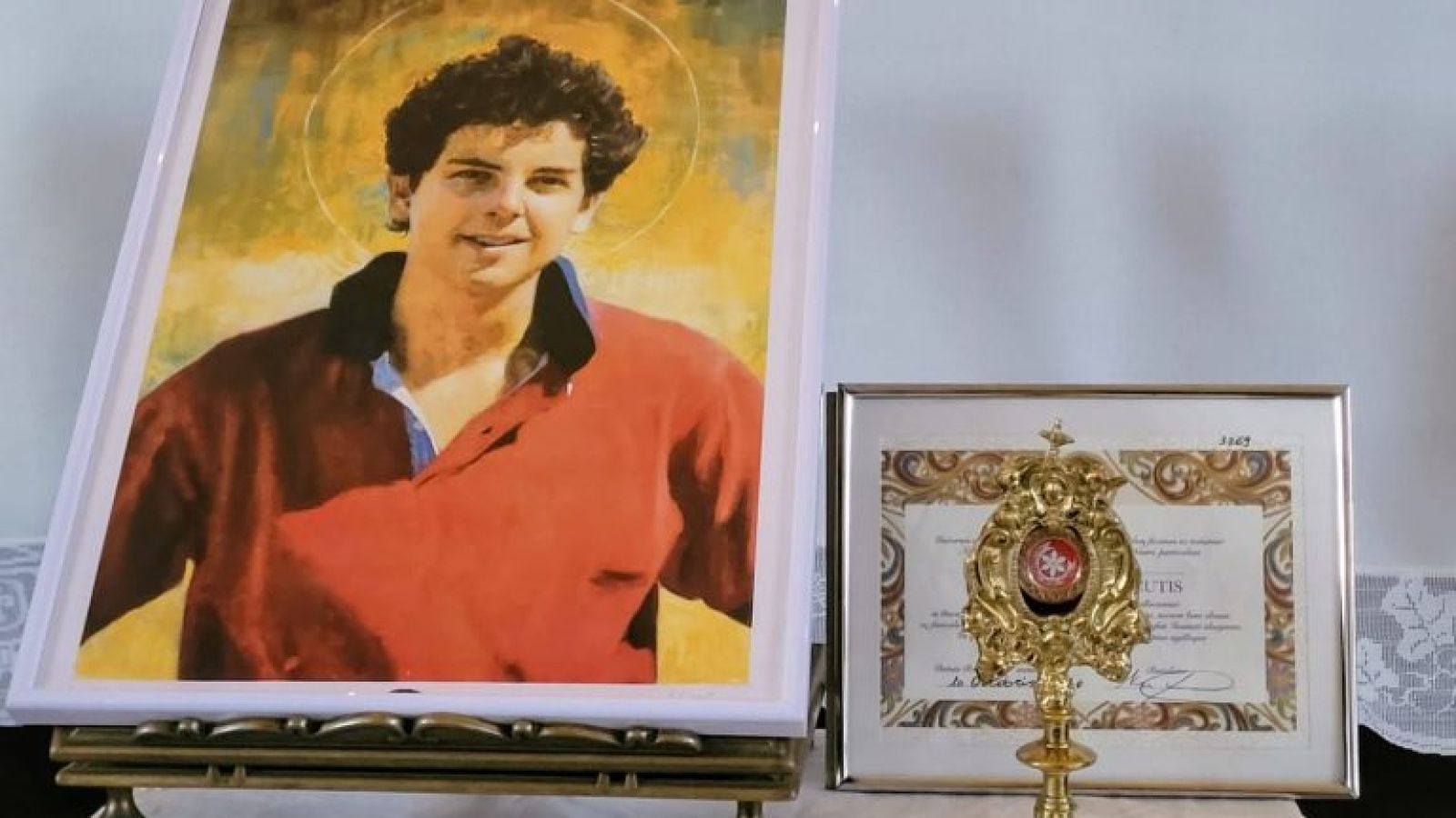 La parroquia de San José en Dos Hermanas recibe la reliquia de Carlo Acutis