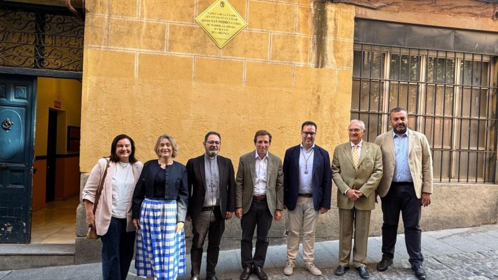 El obispo Vicente Martín y Martínez-Almeida visitan la Capilla de San Isidro
