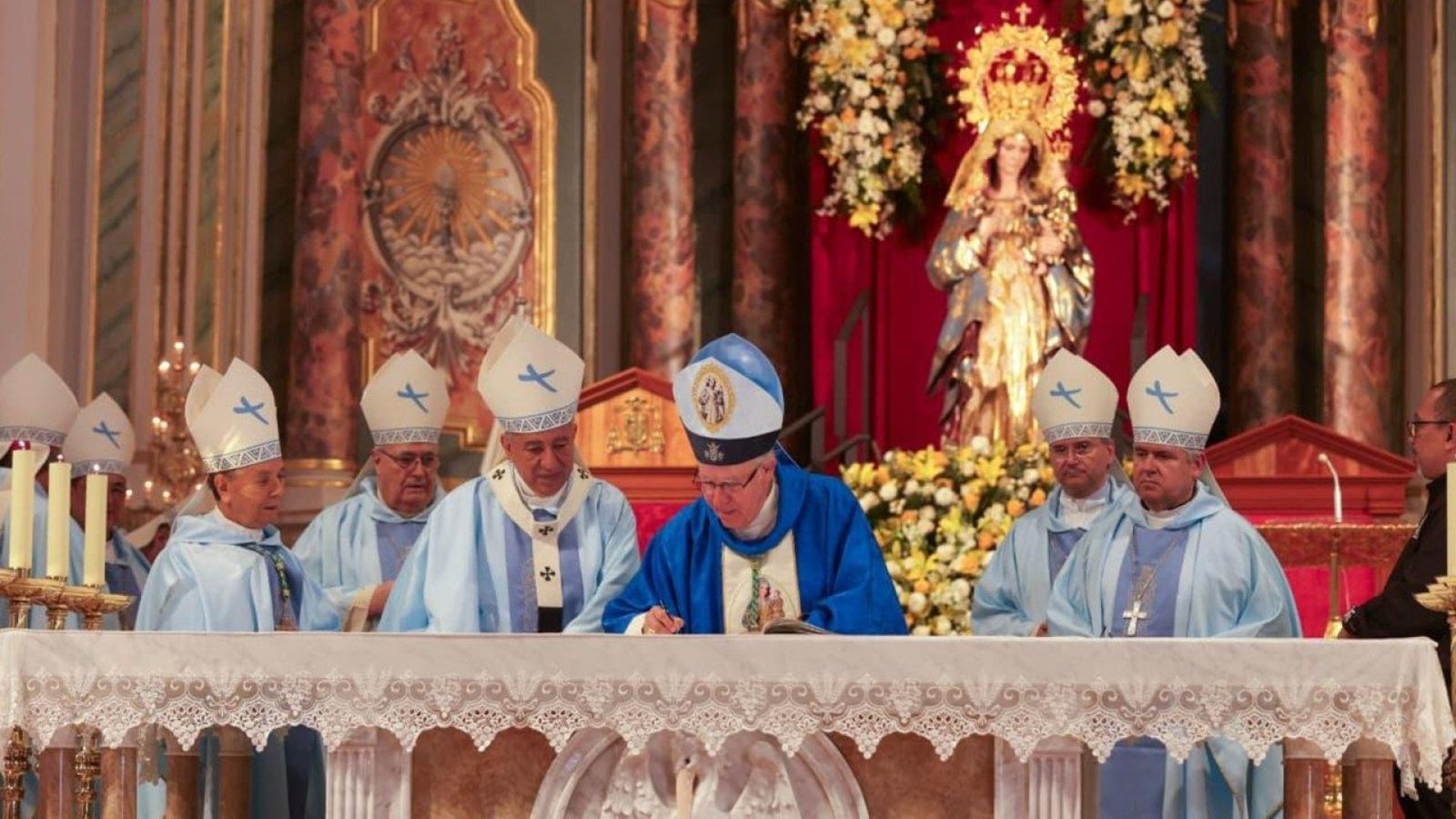 El arzobispo Ulloa preside la Coronación Pontificia en Panamá
