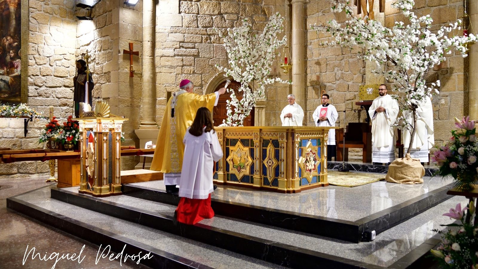 Carlos Escribano consagra el nuevo altar en Andorra, Teruel