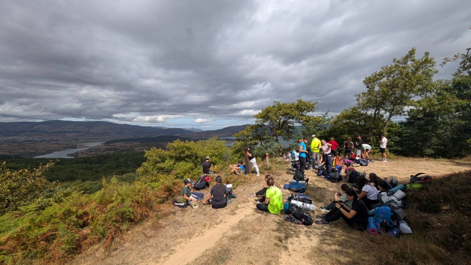 Jóvenes revitalizan el Camino Olvidado de Santiago con peregrinación espiritual