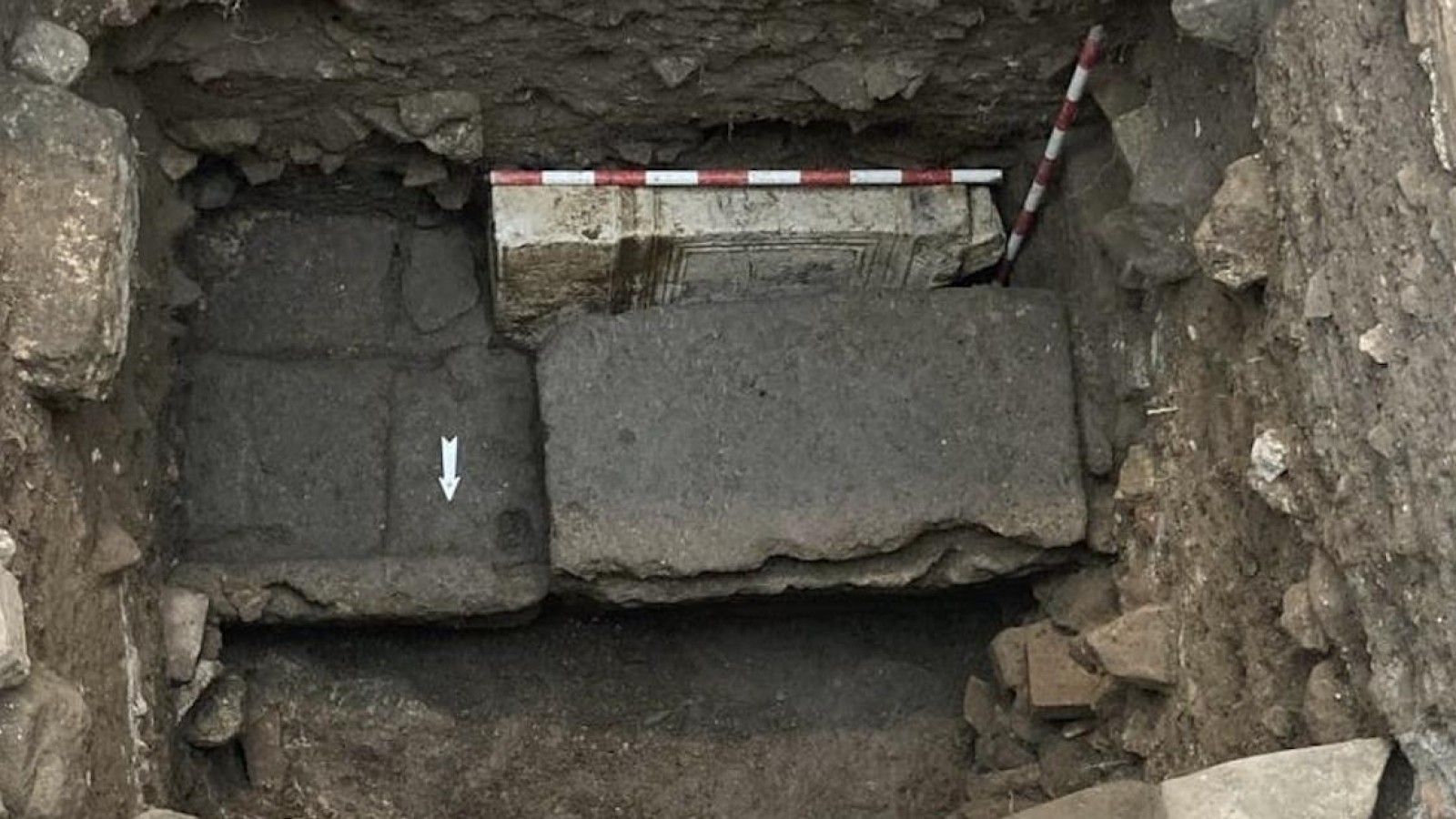 Descubren un ara de altar del siglo III en la Iglesia del Sagrario