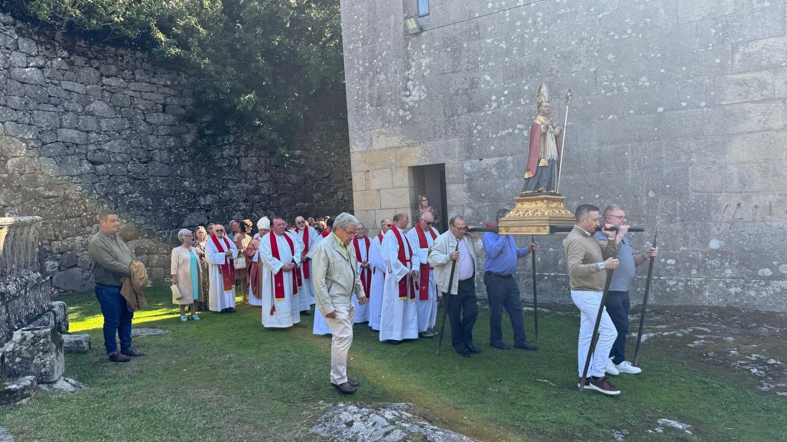 El arzobispo Prieto Fernández preside la fiesta patronal de San Ciprián de Aldán
