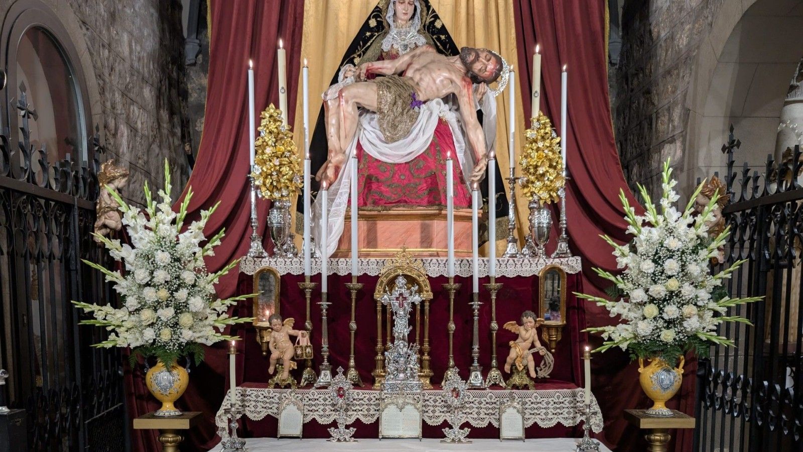 Barcelona inaugura un altar con reliquias en honor a la Virgen de las Angustias