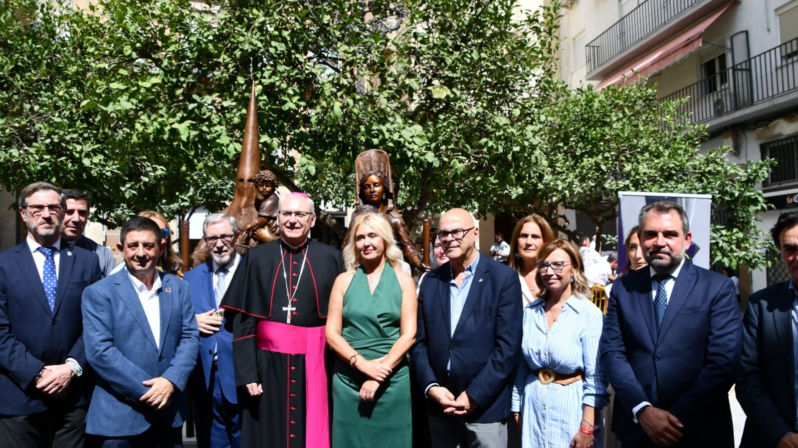 Jaén inaugura un monumento al cofrade con respaldo institucional y eclesial