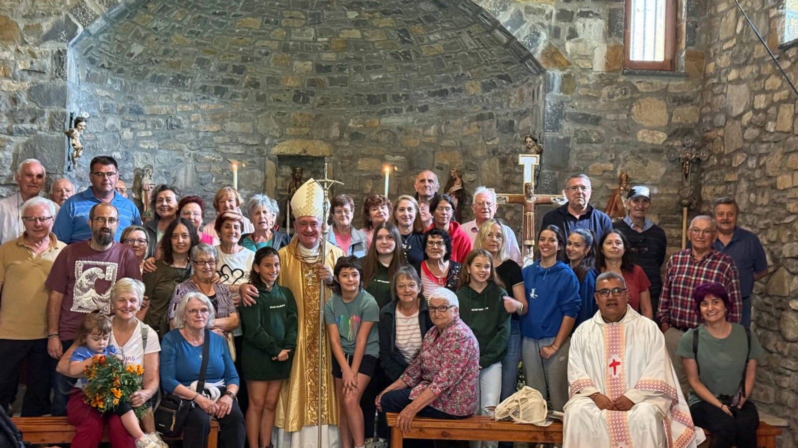 El obispo de Barbastro-Monzón consagra el altar de la ermita de Plan