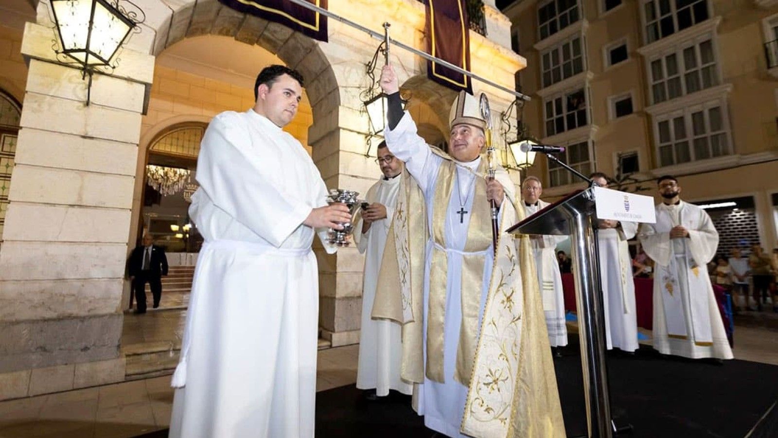 El arzobispo de Valencia encabeza la restauración del campanario de Gandía