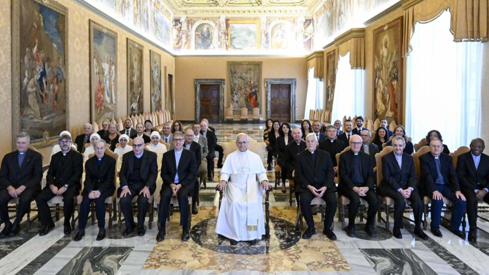 El Papa León XIV se reúne con los líderes jesuitas en el Vaticano