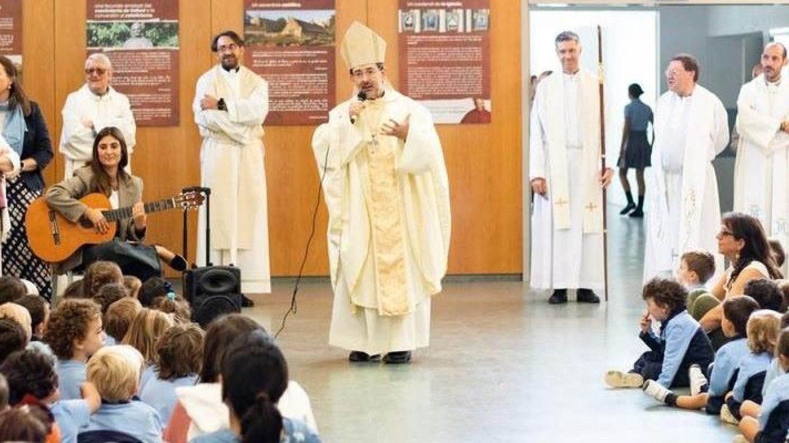 El cardenal José Cobo conmemora el vigésimo aniversario del Colegio Newman