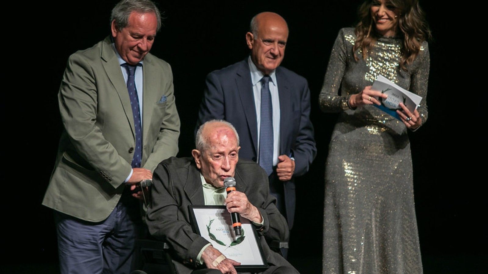 El sacerdote Aurelio de León, de 98 años, recibe un premio en Toledo por su labor social