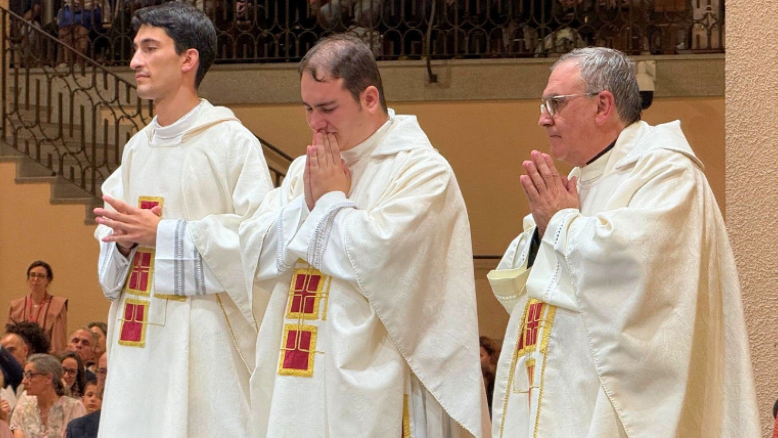 El obispo García Beltrán ordena a tres sacerdotes en el Cerro de los Ángeles