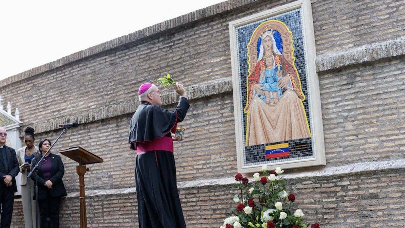 El arzobispo Emilio Nappa resalta el mosaico de la Virgen de Coromoto en el Vaticano