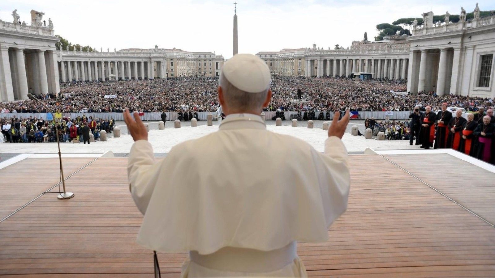 El Papa León XIV bendice el crucifijo del santuario de Recco en Génova