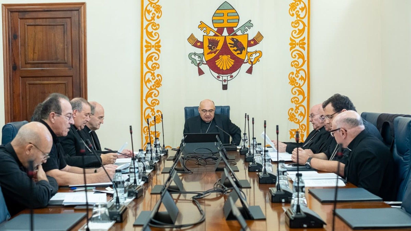 El arzobispo Enrique Benavent preside una reunión en Valencia con los obispos y vicarios